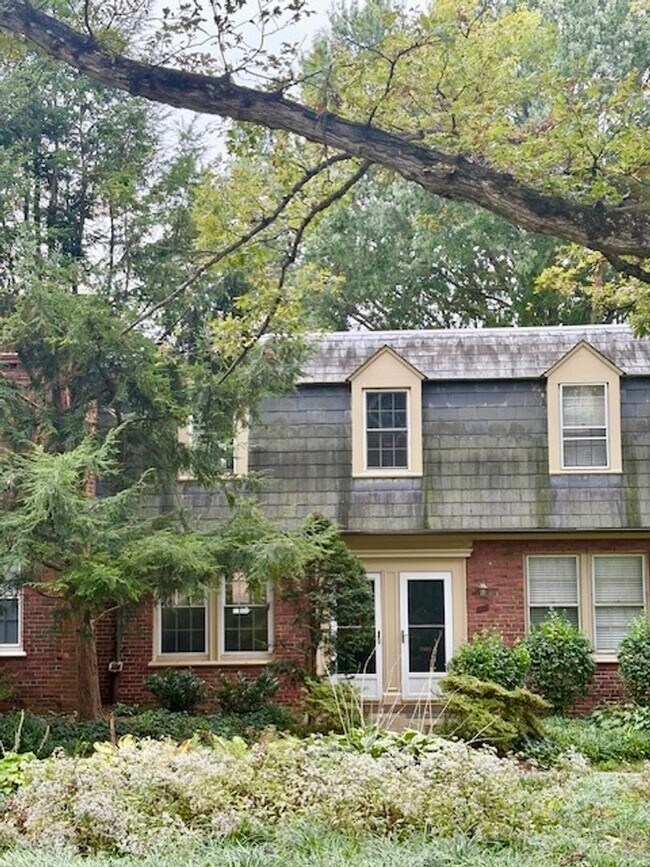 Foto del edificio - Updated 1BR/1BA 2-level TH in great location