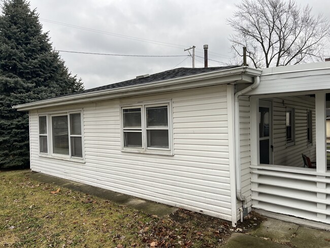 Building Photo - 421 1/2 Buell Ave