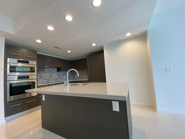 Foto del edificio - 7875 NW 107th Ave