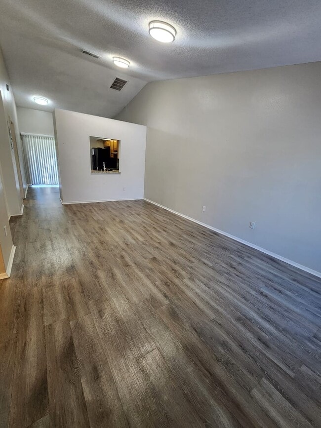 Foto del edificio - 5140 La Mancha Ct