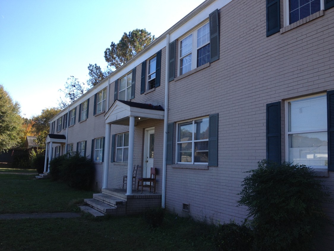 Front View Outside - 1952 Calmar St