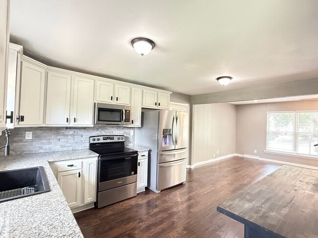 Building Photo - 667 Parkwood Dr