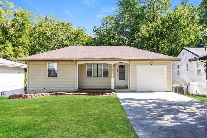 Foto principal - Ranch Style Home in KC!