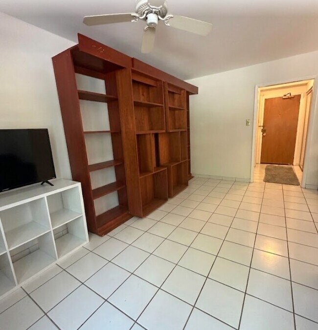 Foto del edificio - 4880 N Marine Dr