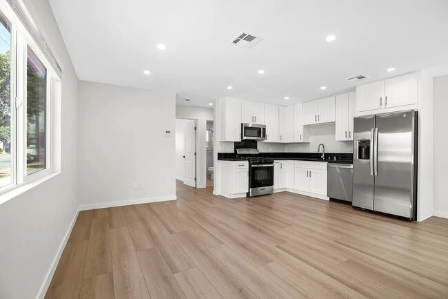 Photo - 1902 N Hollywood Way Apartment