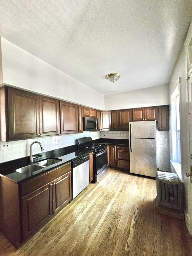Building Photo - 552 Elmwood Ave