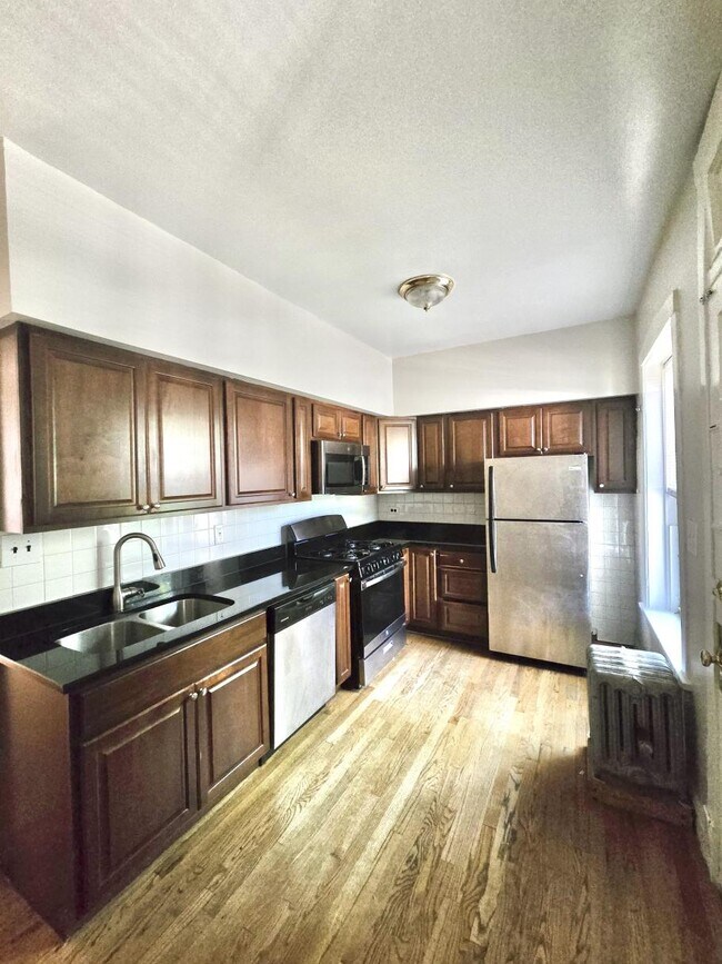 Building Photo - 552 Elmwood Ave
