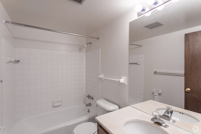 1BR, 1BA - 696 SF - The Park Apartments