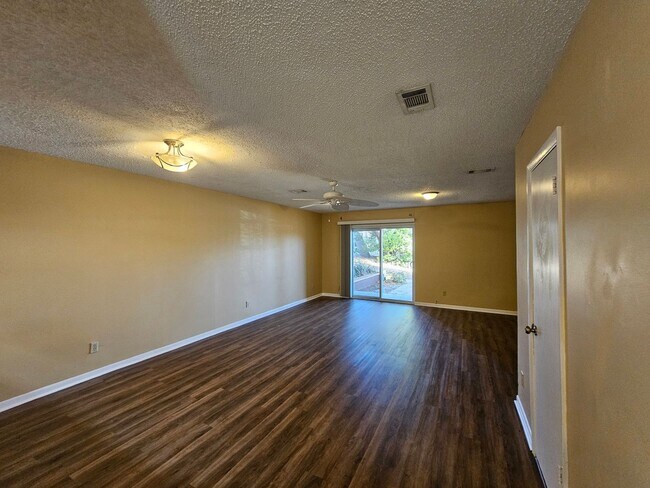 Foto del edificio - Charming 2-Bed, 2.5-Bath Townhome in the Highly Sought-After Landings at Lake Caroline! *1/2 OFF ...
