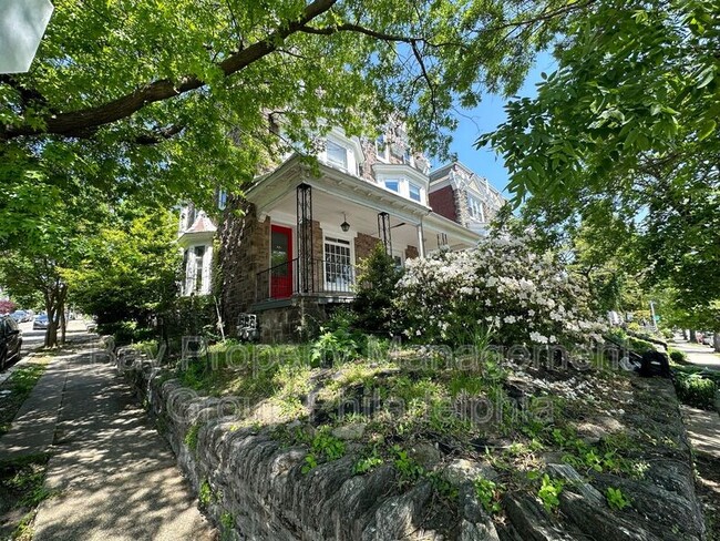 Foto del edificio - 435 E Walnut Ln