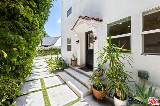 Foto del edificio - 7614 Willoughby Ave