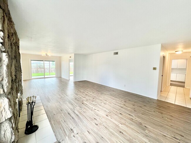 Foto del edificio - Beautiful 4Bd/2Ba With Over 2,000 Square F...