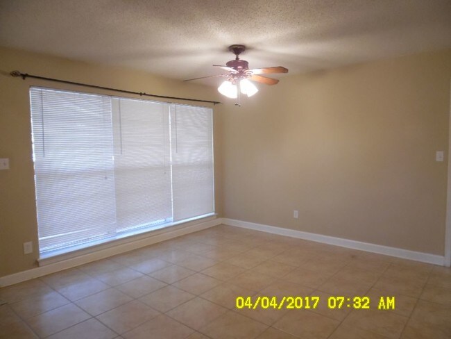 Building Photo - Great 3 Bedroom Home Near Ferry Park