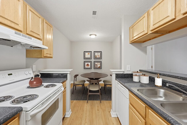 Foto del edificio - Greens of Pine Glen Apartments