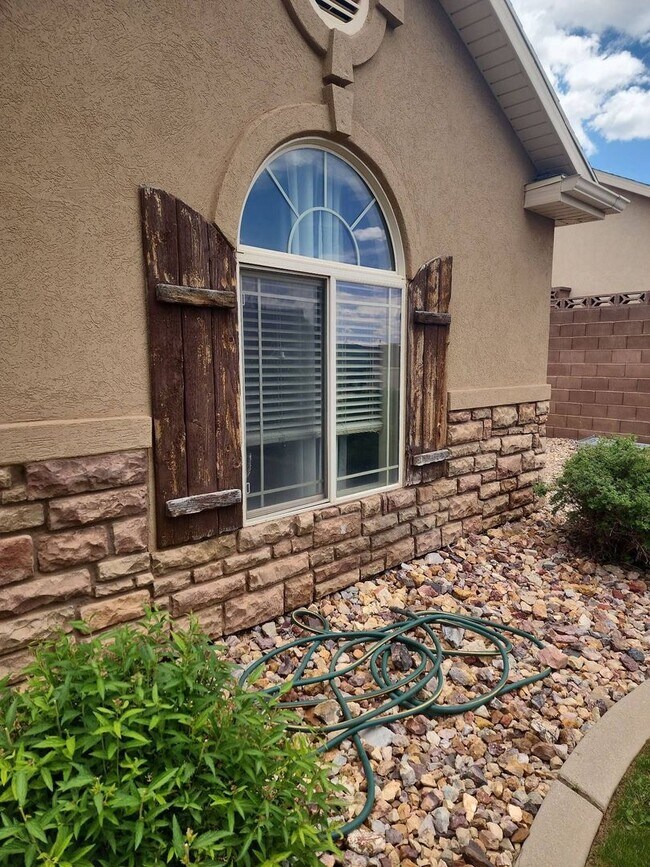 Building Photo - Northern View Subdivision Townhome