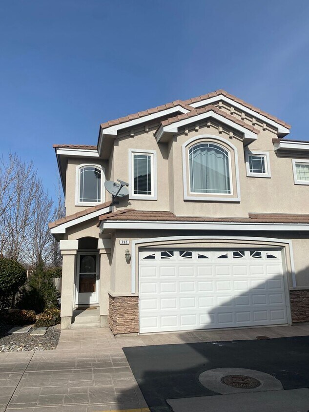 Foto principal - Reno Townhome with City Views!