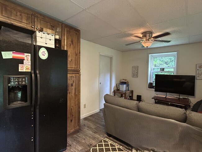 Foto del edificio - Two-Bedroom Lower Duplex Near Downtown Ban...