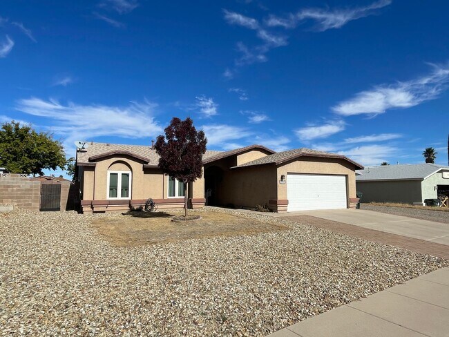 Building Photo - 3BR/2BA/2CG, POOL 1615 sq.ft. SHORT TERM R...