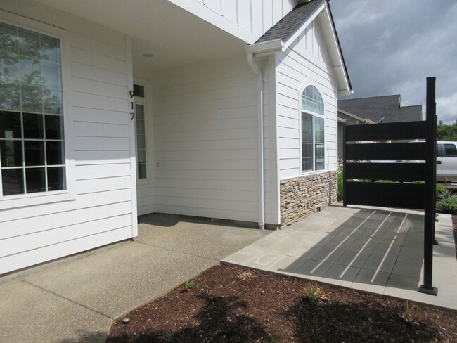 Building Photo - Beautiful Three Bedroom in Silverton