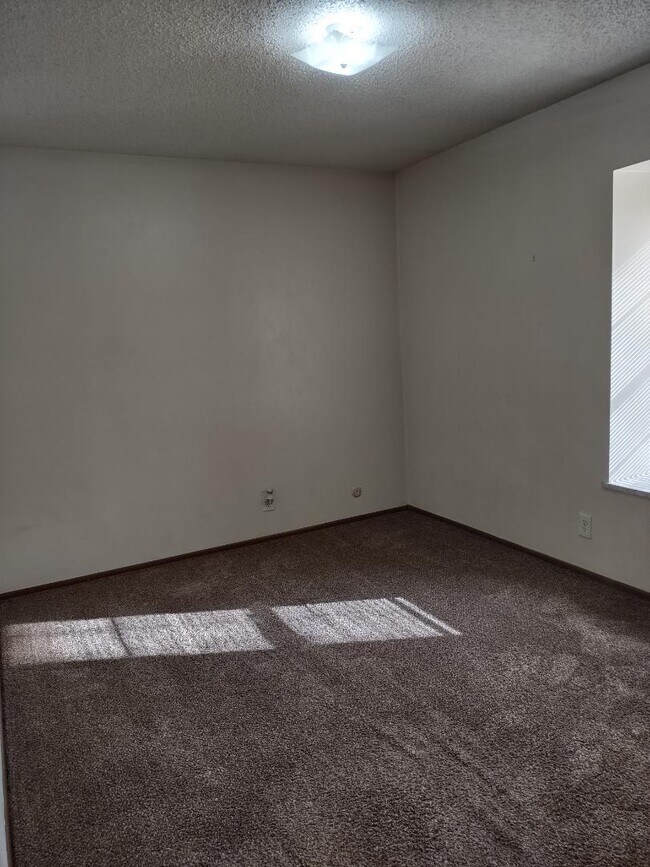 Building Photo - 4715 SE Adams Blvd