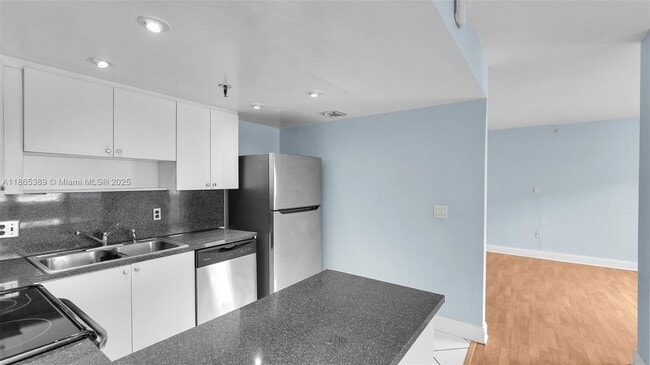 Building Photo - 10661 SW 108th Ave