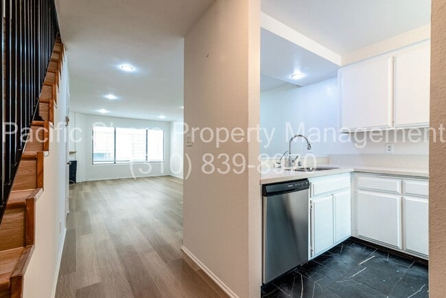 Foto del edificio - 2-Bed, 2-Bath Townhouse with Private Patio...