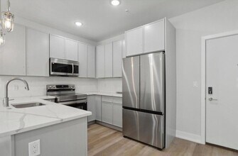 Building Photo - 401 E Walnut Ln