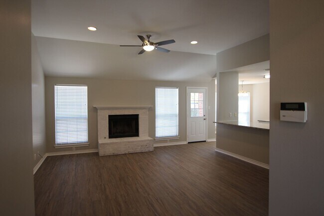 Building Photo - Availalbe Now! 3/2/2 Home in West Tyler!