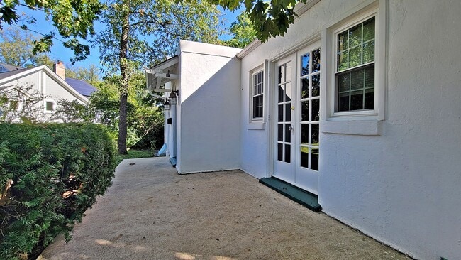 Building Photo - 2619 S Joyce St