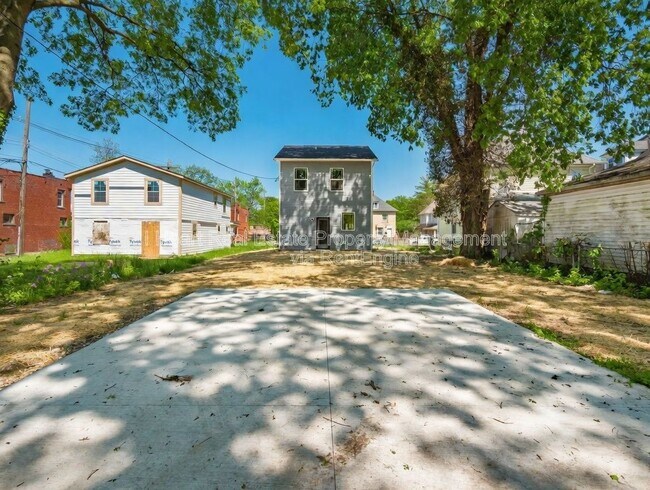 Foto del edificio - 33 Whitethorne Ave