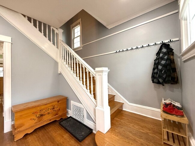 Foto del edificio - Grand Historic 5-Bedroom Home | Sunrooms, Fireplace, & Incredible Space