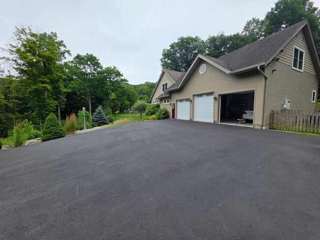 Building Photo - Luxurious 3-Bedroom Home in Poughquag, NY