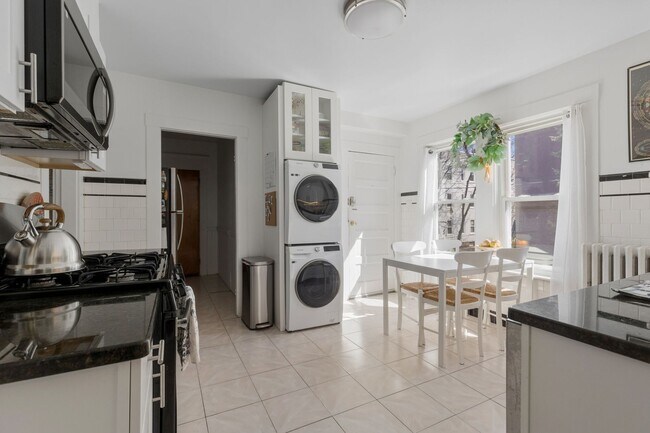 Foto del edificio - 9/1 Huge, renovated 3BR near Inman, Kirkla...