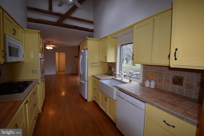 Foto del edificio - 7098 FERRY Rd