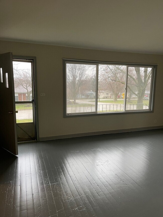 Foto del edificio - 1201 Crystal Lake Rd