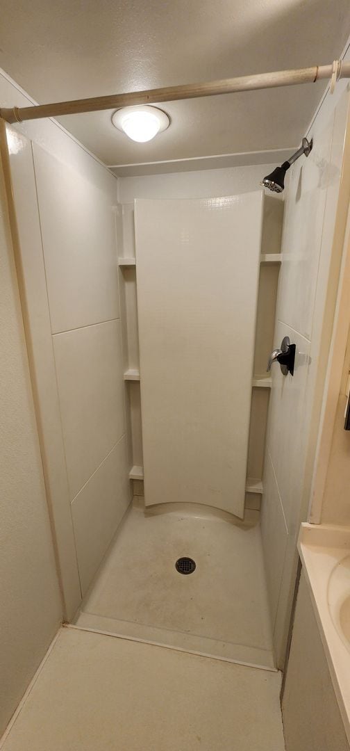 Foto del edificio - 2 Bedroom 1 Bath lower apartment - all utilities included!