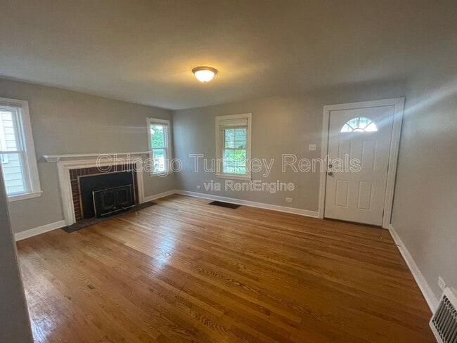 Building Photo - 494 Greenbay Ave