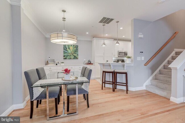 Foto del edificio - 5112 Knapp Pl