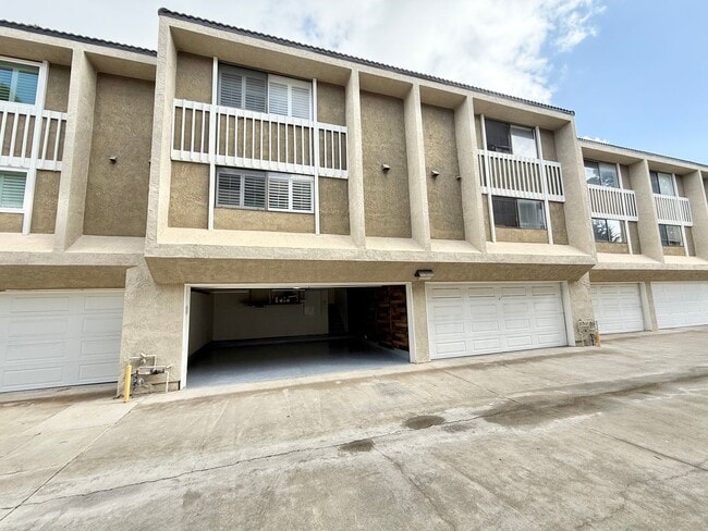 Building Photo - Beautiful 3 bed/3 bath In Costa Mesa