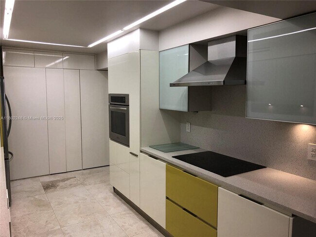Foto del edificio - 1121 Crandon Blvd