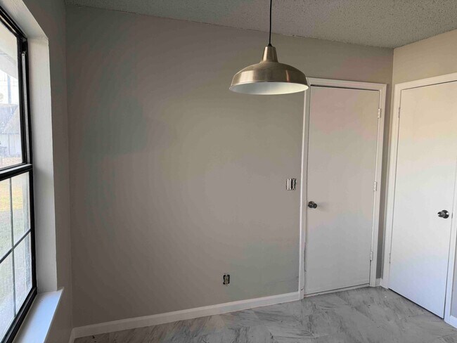 Foto del edificio - 2 Bedroom 1 Bath 1 Car Garage - Central Broken Arrow Location!