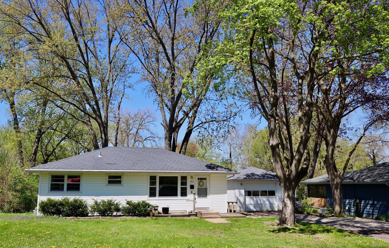 Primary Photo - Furnished 2BR Home + Flex | Monona Home w/...