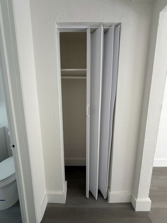 Building Photo - Bright & Renovated 1 Bedroom Apartment in Miami