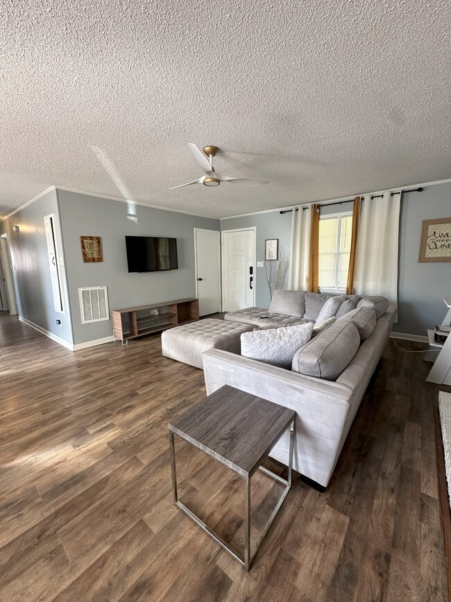 Foto del edificio - 400 Wesley Dr