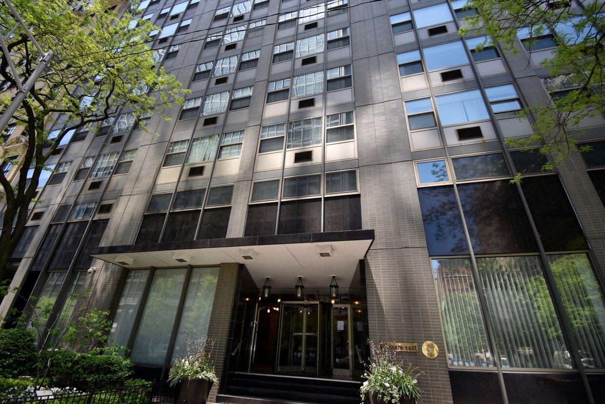 Foto principal - 253 E Delaware Pl