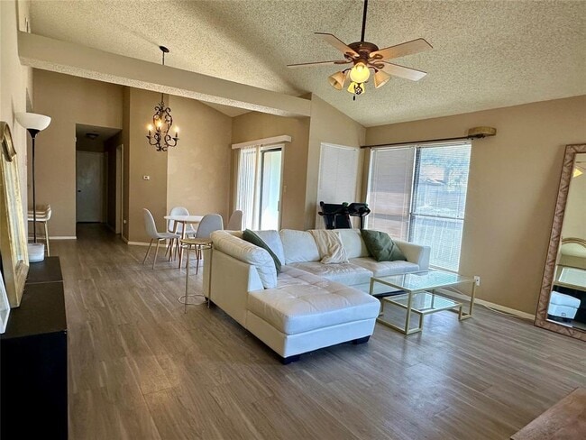 Foto del edificio - 14501 Donald Dr