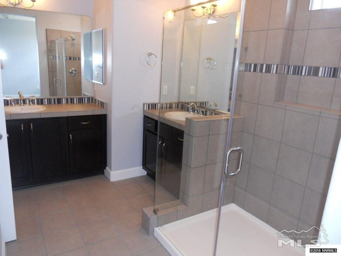 Building Photo - Open Spacious South Reno
