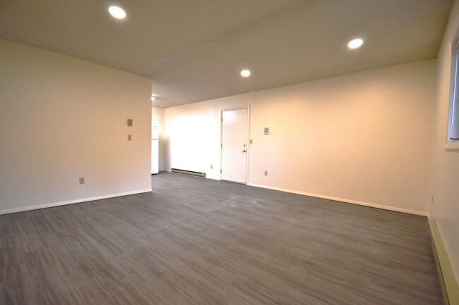Building Photo - 2BR/1Ba, close to 7th Street, food truck c...