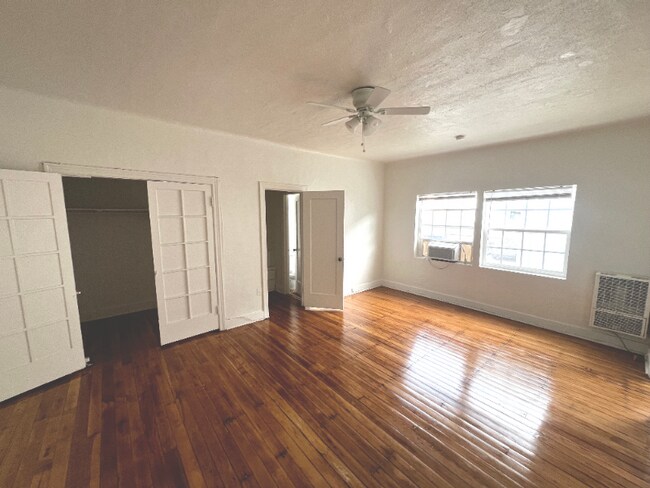 Foto del edificio - 1740 Winona Blvd