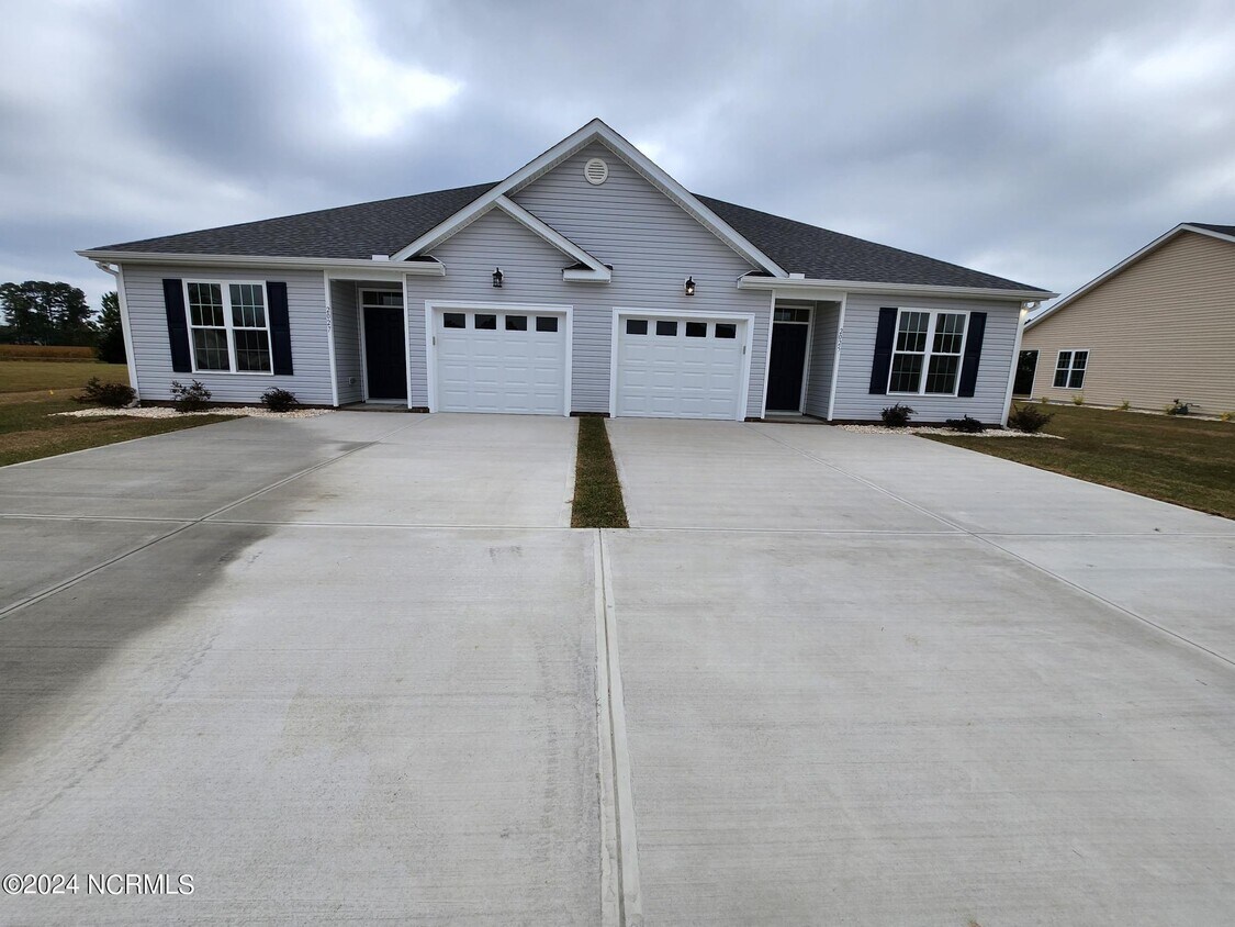 Primary Photo - 2027 Briarwood Dr